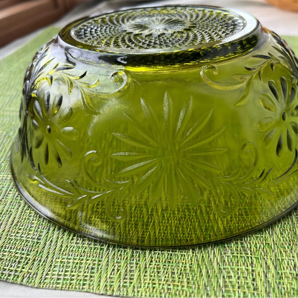 Vintage FTD 1979 Green Glass Bowl with Daisies - 7.5"
This beautiful FTD 1979 - Picture 5 of 6